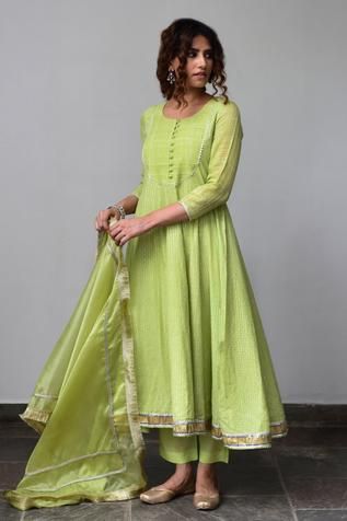 Kalidar Anarkali, Plus Size Fashion For Women Indian, Simple Kurtis, डिजाइनर कपड़े, Anarkali Designs, Green Anarkali, Different Types Of Dresses, Cotton Anarkali, Traditional Attires