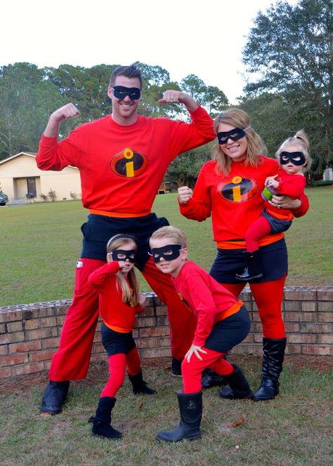 Diy Incredibles Costume, Incredibles Costume Family, Incredibles Costume Diy, Costume Halloween Famille, Disney Family Costumes, Family Themed Halloween Costumes, Incredibles Costume, Disney Costumes Diy, Meme Costume