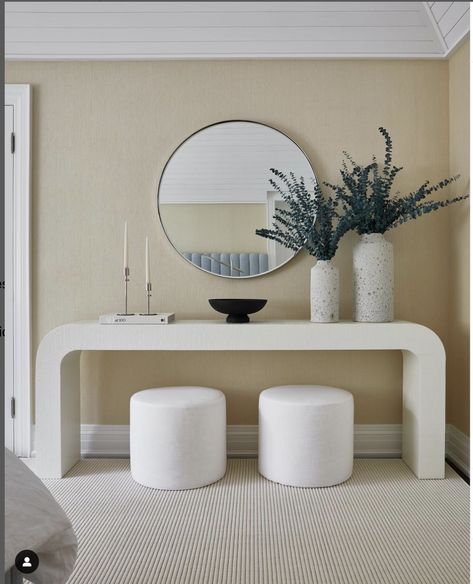 Console Tables In Living Room, Foyer Console Table, Romantic Living Room, Console Table Modern, Console Table Styling, House Organisation, Console Table Decorating, Entryway Wall Decor, Living Room Console