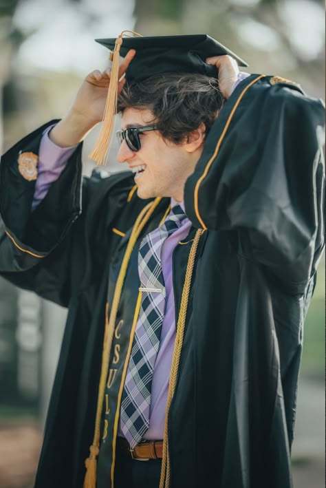 Graduation Photography Men, Male Graduation Pictures, Cap And Gown Senior Pictures, Grad Photo Poses, Male Graduation, Graduation Pose, Graduation Pictures Poses, Cap And Gown Photos, Cap And Gown Pictures