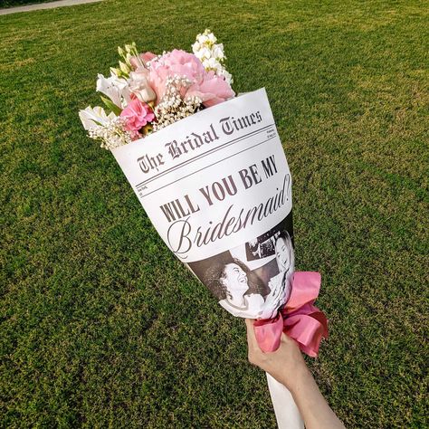 Surprise your bridesmaids with a proposal they won't forget! Propose to your bridesmaids with our bridesmaid newspaper template, a creative and personalized way to ask your closest friends and family members to join your special day. Perfect for adding to a bridesmaid proposal gift box or using as a flower bouquet wrap. ❤ 𝐖𝐡𝐲 𝐘𝐨𝐮'𝐥𝐥 𝐋𝐨𝐯𝐞 𝐈𝐭  ❤ * Make your bridesmaid proposal stand out with a personalized and memorable touch. * Customize effortlessly with our user-friendly Canva tem Newspaper Flower Bouquet, Bridesmaid Newspaper, Newspaper Printable, Bridesmaid Info Card, Newspaper Flowers, Bridesmaid Proposals, Newspaper Template, Boda Mexicana, Bouquet Wrap