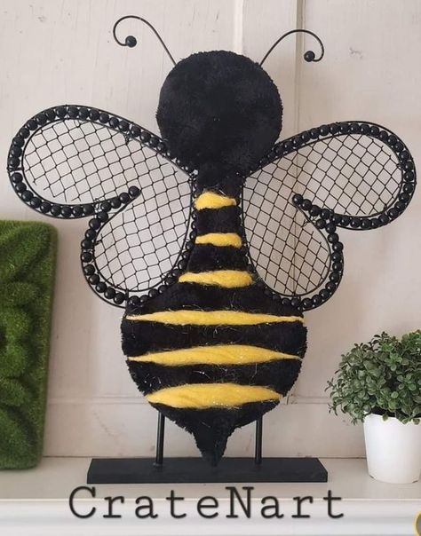 Bumble Bee Wreath, Dollar Tree Crafts Diy, Bumble Bee Craft, Bee Hive Craft, Dollar Tree Frames, Sunflower Crafts, Honey Bee Decor, Magic Crafts, Dollar Store Diy Projects