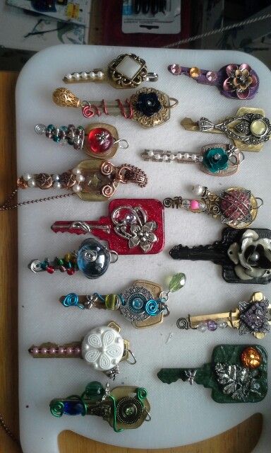 Decorated keys Key Recycle Craft Ideas, Crafts Using Old Keys, Craft Ideas Using Old Keys, Art With Old Keys, Old Keys Crafts Diy Upcycle, Crafts Using Keys, Things To Make With Old Jewelry Ideas, Key Crafts Ideas, Key Crafts Recycled