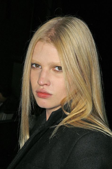 Lara Stone | GIVENCHY SS 2009 (PFW) Lara Stone, Tumblr Blog, Givenchy, Queen, Models, Tumblr, Stone, Makeup, Hair