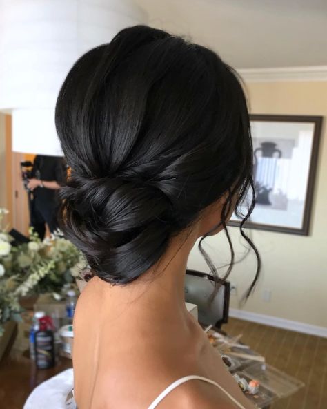 Coa on Instagram: “Simple and elegant updo with textures 🍀 It is hard to show textures on black hair, but we need that to make it look more fun😍  #wedding…” Chignon Simple, Black Hair Updo Hairstyles, Black Wedding Hairstyles, Bridal Hair Updo, Veil Hairstyles, Low Bun, Penteado Cabelo Curto, Wedding Hairstyles Updo, Elegant Updo