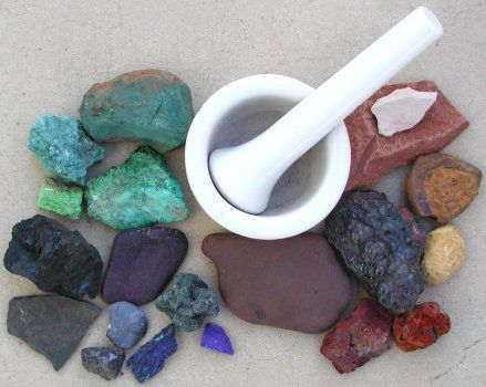 Making your own pigment and paint out of minerals & clays that you dig up or buy from a rock shop. Cosmetic Chemistry, Chemistry 101, Tinta Natural, Homemade Paint, Egg Tempera, Tempera Paint, Earth Pigments, Organic Art, Handmade Paint