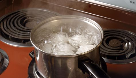 Moist heat cooking methods use water, steam, or another liquid to transfer heat to food for cooking. There are many methods of moist heat cooking. Peeling Hard Boiled Eggs, Soft Egg, Kitchen Basics, Simple Science, Moist Heat, Steam Recipes, Cooking Temperatures, Science Experiment, Cooking Method