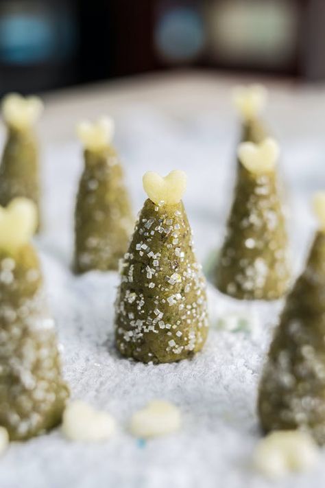 Pistachio Marzipan Recipe, Marzipan Ideas, Hostess Snowballs, Marzipan Christmas, Pistachio Marzipan, Homemade Marzipan Recipe, Almond Marzipan, Marzipan Recipe, Christmas Tree Food