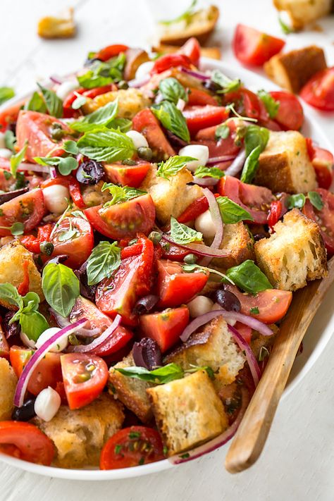 This vibrant panzanella has lots of flavor from the toasted cubes of ciabatta, ripe tomatoes, basil, mozzarella, olives, roasted red peppers and zippy vinaigrette! | thecozyapron.com #panzanellasalad #panzanella #panzanellasaladitalian Panzanella Salad Recipe, Panzanella Recipe, Mediterranean Cooking, Super Salads, Panzanella Salad, Grilled Bread, Bread Salad, Roasted Vegetable, Blue Apron