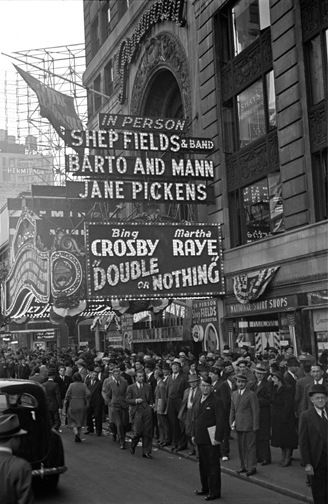 Paramount Theatre, New York - 1937. The George Mann Archive Old New York City, Old Nyc, Nyc History, Paramount Theater, Vintage Nyc, New York Vintage, Old New York, 42nd Street, Movie Theaters