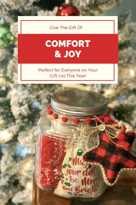 Give the gift of comfort and joy this holiday season. This coffee lover gift in a jar will be perfect for anyone on your gift list! @DunkinDonuts @SOFabFood #GrabHolidayHappiness #ad Thrifted Christmas, Coffee Tips, Joy Gifts, Seasonal Candles, Mason Jar Crafts Diy, Diy Holiday Decor, Booth Ideas, Comfort And Joy, Cheap Gifts