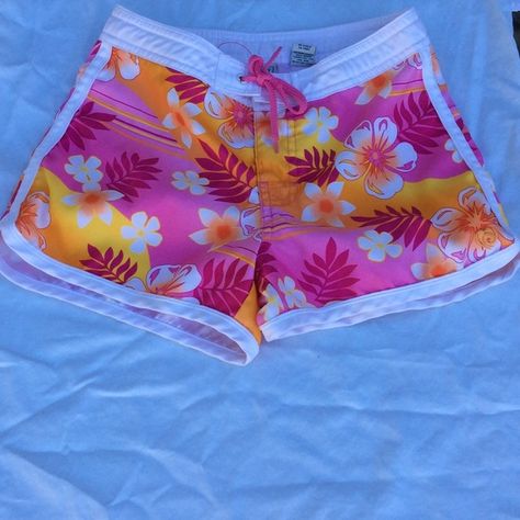 Floral Print Old Navy Swimming Shorts They are Hawaiian print with vibrant colors and in great condition. Old Navy Swim Swim Shorts Outfit, Beach Shorts Outfit Women, Swimming Shorts For Women, Cute Swim Shorts, Swimsuits With Shorts, Types Of Swimming, Womens Swim Shorts, Swim Shorts For Women, Hawaiian Clothes