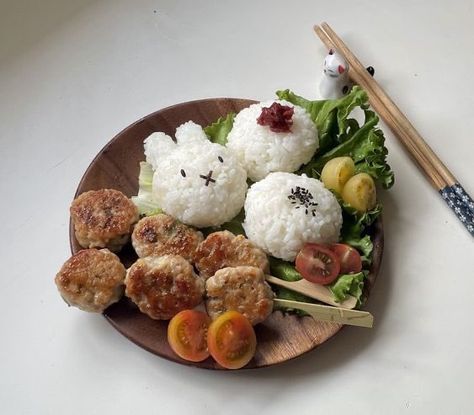 sam ࿔ on Twitter: "cute food tastes better https://t.co/OZDq2F54Vn" / Twitter Minimalist Kawaii, Salad Lettuce, Soup Rice, Tomato Chicken, Pastel Minimalist, Tasty Recipe, Chicken Skewers, Food Is Fuel, Cute Aesthetic