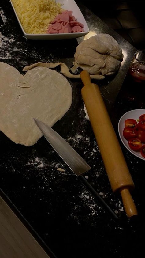 Cooking At Home Aesthetic Night, Cooking Pizza Aesthetic, Pizza Homemade Snapchat, Making Pizza At Home Aesthetic, Home Made Pizza Aesthetic, Pizza At Home Aesthetic, Pizza At Home Snapchat, Night Food Snap Home, Night Cooking Aesthetic