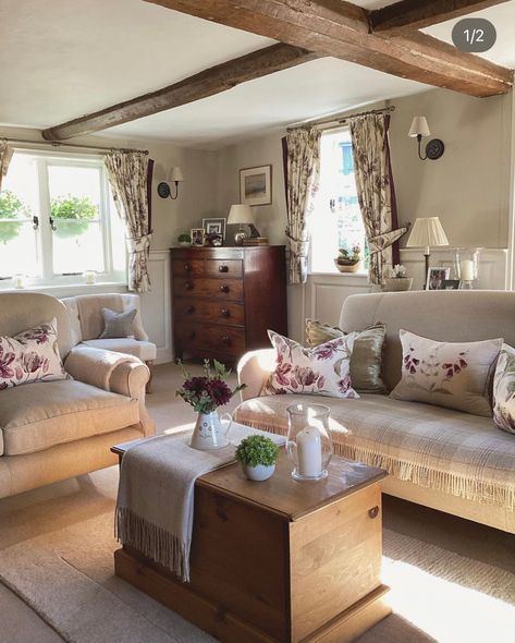 Cottage Style Appartment, Natural Cottage Interior, Grey Couch Cottage Core, Small Cottage Living Room Ideas Vintage, English Cottage Sitting Room, Cosy Cottage Living Room Ideas, Cottagecore Lounge Room, Old English Cottage Interiors Living Room, Cottagecore Sitting Room