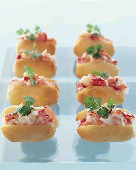 Mini Lobster Rolls, Mini Antipasti, Mini Appetizers, Cocktail Hour Wedding, Lobster Roll, Tiny Food, Snacks Für Party, Crab Cakes, Mini Foods