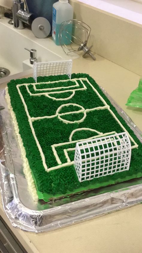 Soccer Party Cake Ideas, Soccer Field Cake Ideas, Soccer Field Birthday Cake, Soccer Cake Diy, Football Cake Diy, Soccer Cakes Ideas, Soccer Birthday Party Cake, Soccer Bday Cake, Soccer Cakes For Boys