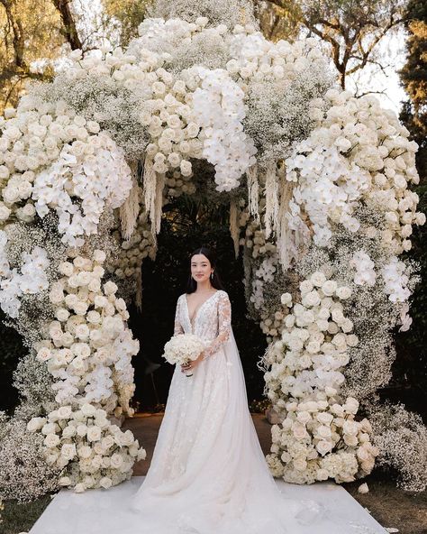 White Rose Decor, Elegant Wedding Themes, White Weddings Reception, White Wedding Decorations, Floral Arch Wedding, Classic Elegant Wedding, Wedding Background Decoration, Dream Wedding Decorations, White Wedding Theme