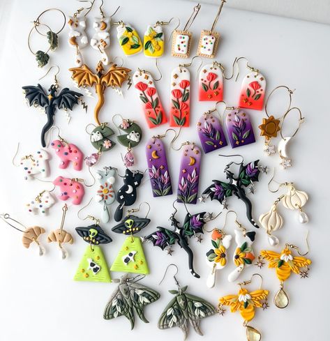 800 pairs of earrings this weekend🤯😫 20 designs that i have desperately wanted to restock will be in the shop this saturday, june 8 at 1pm pacific!!! including: monstera hoops🍃 peary cloud cats☁️ lemonade jars🍋 toaster pop hoops💕 gold & black mismatched dragons🐉 poppy arches (tall & short) 🧡 animal cookies (gorilla & camel or lion & bear)💗 frogs on lilypads🐸🪷 lavender arches (tall & short)💜 sun & moon hoops☀️🌙 day & night cats 🐈‍⬛ lavender star dragons 🐉 croissant hoops🥐 aliens in ufos🛸👽 gre... Goblincore Aesthetic, Dragon Earrings, Terracotta Jewellery, Handmade Clay Jewelry, Polymer Earrings, Polymer Clay Diy, Sculpting Clay, Polymer Clay Projects, Diy Clay