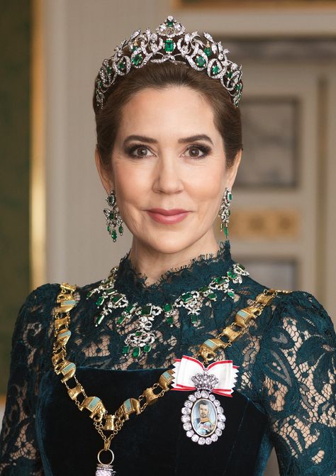 Queen Mary Makes a Dazzling Emerald Tiara Debut in the Danish Crown Jewels Queen Mary Of Denmark, Emerald Tiara, Pound Money, Gala Attire, Princesa Real, Money Printables, Princess Marie Of Denmark, Queen Margrethe Ii, Money Notes