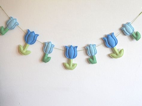 Tulipanes Felt Garland Ideas, Spring Felt Crafts, Tulip Garland, Felt Tulip, Felt Hearts Crafts, Felt Flower Garland, Spring Garland, Shades Of Pastel, Fairy Garden Birthday Party