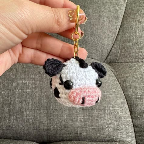 Cow Crochet Keychain, Crochet Animal Heads Free Pattern, Cow Amigurumi Free Pattern, Crochet Animal Head, Halloween Crochet Patterns Free, Cute Animal Crochet, Crochet Keyring Free Pattern, Crochet Amigurumi Keychain, Crochet Keychain Patterns