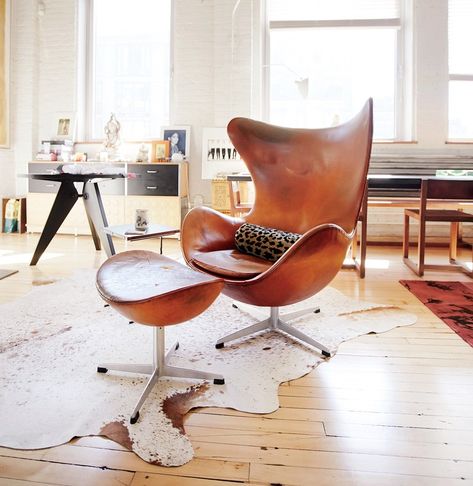 Large Lounge Chair, Arne Jacobsen Egg Chair, Iconic Chairs, New York City Apartment, Top Interior Designers, A Living Room, Egg Chair, Home Decor Tips, Interior Design Trends