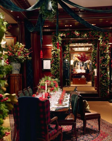 Ralph Lauren Christmas, Christmas Inspo, Chic Christmas, Christmas Room, Christmas Tablescapes, Christmas Dining, Christmas Table Settings, Bond Street, Country Christmas