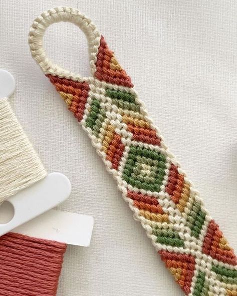 Embroidery String Bracelets, Bracelet Colours, Knitted Triangle, Friendship Bracelet Tutorial, Floss Bracelets, جوني ديب, Cool Friendship Bracelets, Crochet Bracelet Pattern, String Bracelet Patterns