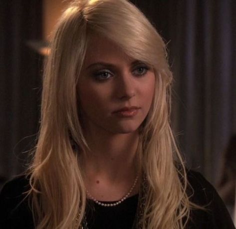 Gossip Girl: Jenny Humphrey Watch Gossip Girl, Taylor Momson, Jenny Humphrey, The Pretty Reckless, Taylor Momsen, Girl Movies, Girls Characters, Dark Fashion, Daily Photo