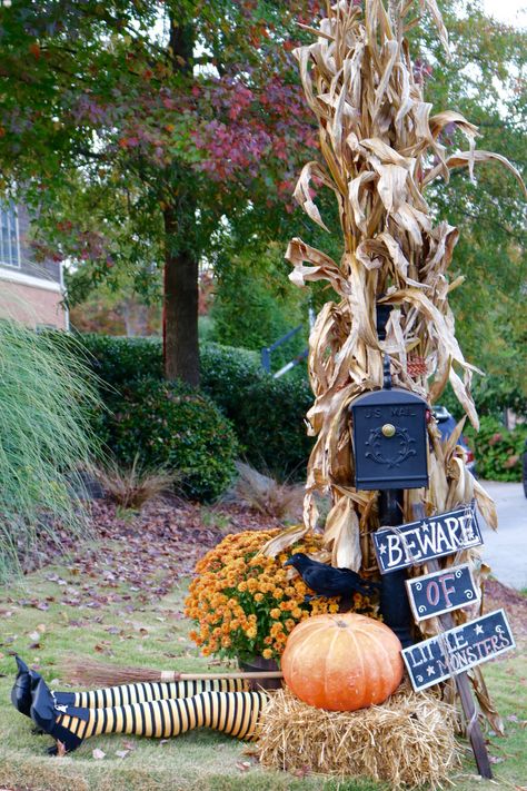 https://flic.kr/p/NkrncY | 2016 Mailbox | Updated my fall mailbox to my Halloween mailbox Mailbox Decorations For Halloween, Halloween Mailbox Swag, Decorate Mailbox Ideas, Mailbox Halloween Ideas, Halloween Mailbox Ideas, Halloween Mailbox Decorations Diy, Fall Mailbox Swag, Mailbox Halloween Decor, Mailbox Fall Decorating Ideas