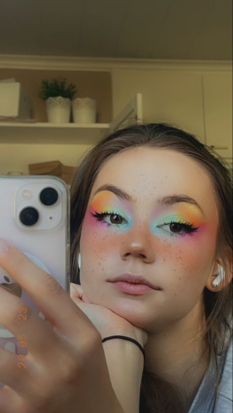 Colorful 70s Makeup, Easy Bright Makeup, Makeup Looks Easy Colorful, Bold Colorful Makeup, Makeup Looks Colourful, Fun And Easy Makeup Looks, Beach Theme Makeup, Cute Colorful Makeup Looks, Fun Eyeshadow Looks Easy