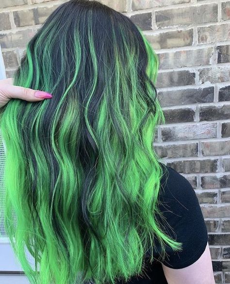 Green Hair Streaks, Green Hair Color Ideas, Black And Green Hair, Curly Hair Advice, Green Hair Color, Neon Green Hair, Emerald Green Hair, Haircut Tips, Green Hair Dye