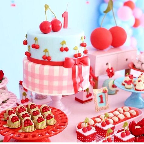 Bolo Picnic, Cute Party Decor, Cake Cherry, Picnic Cake, Old Cake, Fruit Birthday Party, Strawberry Shortcake Birthday, Picnic Birthday Party, Fruit Birthday