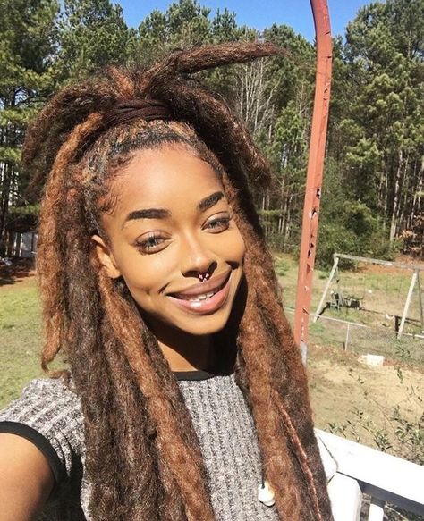 Omg, sooo beautiful Deadlock Hair Hairstyles, Hair Styles Dreads, Boxbraids Hairstyle, Styles Locs, Free Form Locs, Pretty Dreads, Loc Appreciation, Loc Goals, Thinning Hairline