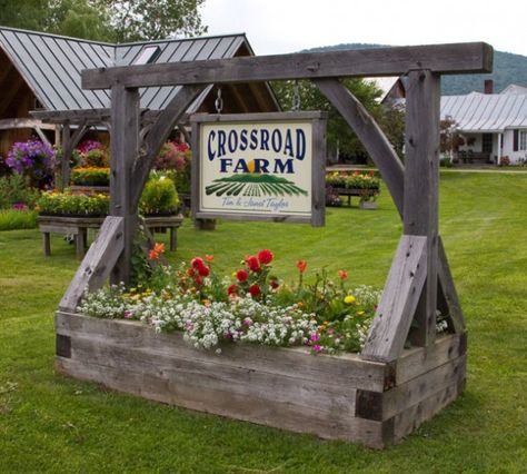 crossroads_farm_sign LOVE, LOVE, LOVE THIS!!! This would look amazing on one side of your driveway entrance with one of the other Pins on the other side (or something similar) You could have a crosspiece that says The Conderosa on it with another beneath it with your house number or full street address. Cottage Gardens, Diy Farm Sign, Planter Box Sign, Farm Signs Entrance Driveways, Diy Business Sign, Planter Sign, Farm Entrance, Driveway Entrance, Address Signs