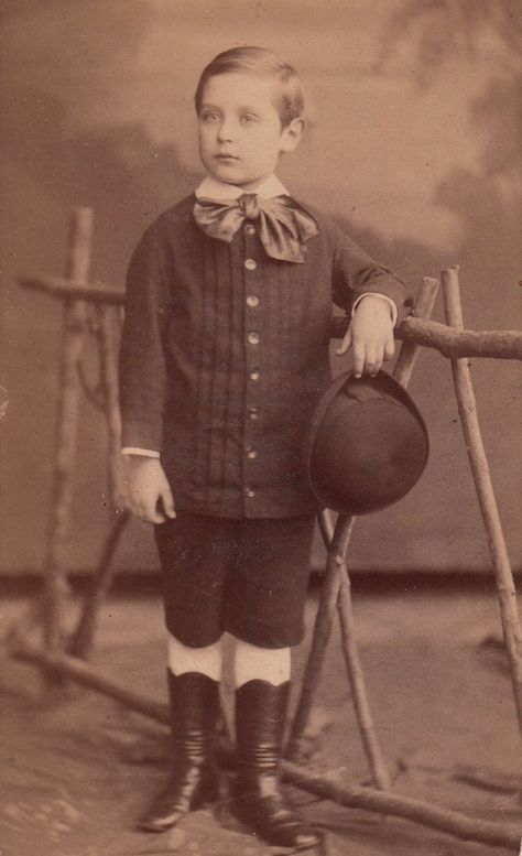 40 Lovely Photos Defined Fashion Styles of Victorian Little Boys ~ Vintage Everyday Hamburg, Victorian Children's Clothing, Victorian Boy, Victorian Era Fashion, Victorian Shoes, Vintage Children Photos, Boys Uniforms