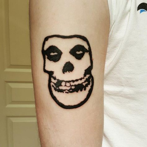 My first tattoo Misfits Fiend Skull - Austin Delemont - Adrenaline Vancity Misfits Skull Tattoo, Punk Tattoo Ideas, Misfits Tattoo, Misfits Fiend, Metallica Tattoo, Misfits Skull, Faith Tattoo On Wrist, Emo Tattoos, Punk Tattoo