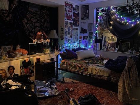 Messy Bedroom Aesthetic Dark, Midwest Emo Room, Emo Bedroom Aesthetic, Soft Grunge Room, Alt Bedroom, Emo Bedroom, Emo Room, Messy Bedroom, Metal Bedroom