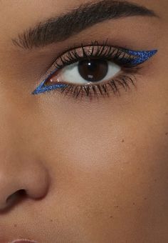 Eyeliner Blue Eyes, Liner Bleu, Professional Eye Makeup, Asian Makeup Tutorials, Red Eyeliner, Boredpanda Pins, Before And After Pics, Face Charts, Make Up Tutorials