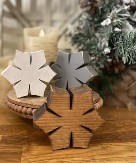 Quick and Easy Christmas Crafts to Sell and Earn Big! Farmhouse Snowflake Christmas Tree, Natal, Rustic Wood Christmas Ornaments, Woodwork Christmas Gifts, Wooden Things To Make And Sell, Scrap Wood Projects Christmas, Wood Holiday Decor, Diy Wooden Decor, Wood Snowflake Diy