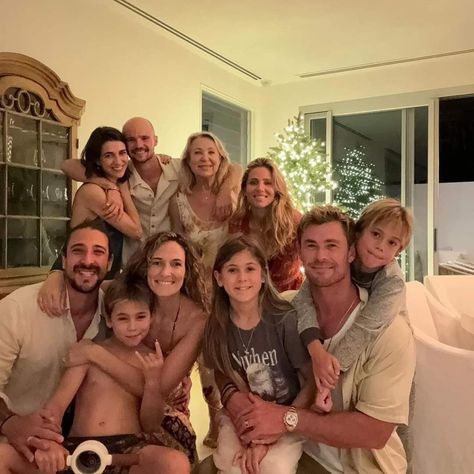 Chris Hemsworth Family, Elsa Pataky, Best Pose For Photoshoot, Australian Actors, Family Goals, Chris Hemsworth, Good Looking Men, Thor, How To Look Better