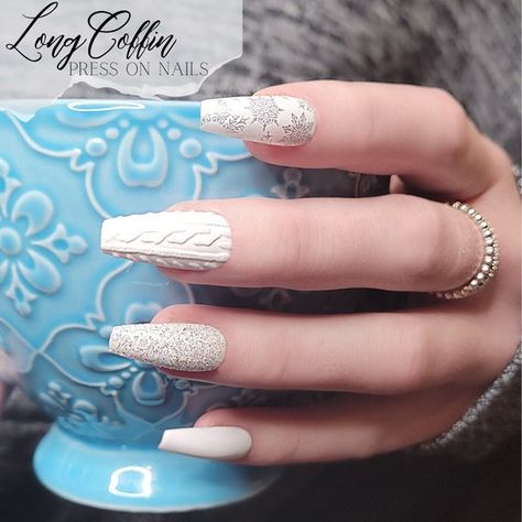 White Sweater Nails Acrylic, Christmas Nails Simple Classy White, Grey Sweater Nails, Nude Sweater Nails, White New Years Nails, Silver Snowflake Nails, White Sweater Nails, Ski Nails, Winter Sweater Nails