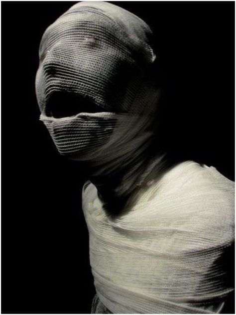 It’s a Wrap Horror Photography, Surrealism Photography, Conceptual Photography, Trik Fotografi, Dark Photography, 영감을 주�는 캐릭터, White Photo, Horror Art, Photography Inspo