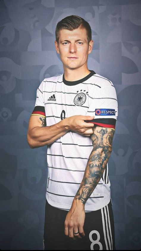 Kroos 💫🇩🇪 Toni Kroos Tattoo, Soccer Player Tattoos, Toni Kross, Soccer Tattoos, James Rodrigues, Manga Tattoo, Tattoos Art, Classy Tattoos, Sport Player