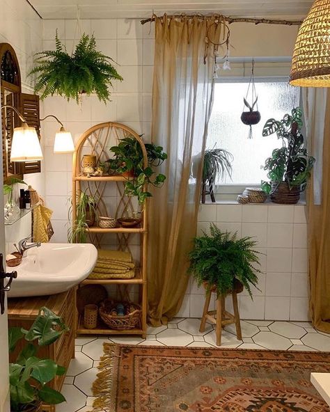 Bathroom No Window, Bathroom Apartment Ideas, Boho House Interior, Calming Home Decor, Tiny Apartment Decorating, Bohemian Bathroom Decor, Boho Apartment, Bohemian Apartment, Boho Bathroom Ideas