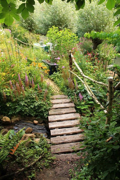 Fairycore Garden Ideas, Garden Ideas Cottage Core, Aesthetic Garden House, Cottagecore Walkway, Cottage Farm Aesthetic, Cottage Core Landscaping, Outdoor Fairy Garden Ideas Landscaping, Water Friendly Landscape, Cool Gardens