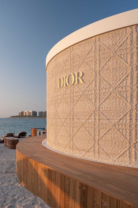 Circular design of Dior store in Dubai using clay sand and raw fibers Dior Wallpaper, Dior Store, Dior Girl, Dior Aesthetic, Luxury Aesthetic, Miss Dior, Pop Up Store, Wasp, City Aesthetic