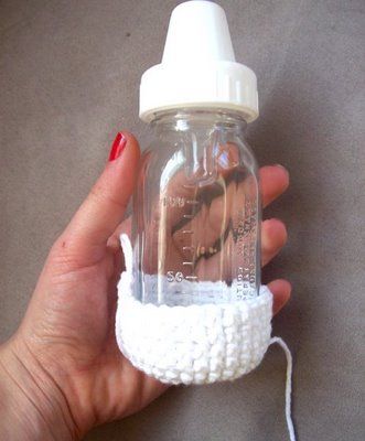 Crocheted Glass Bottle Cozy-the exact post I was wanting to locate-Oh Pinterest, you lead me Feeder Bottle, Baby Bottle Holders, Bottle Cozy, Cozy Ideas, Glass Baby Bottles, Bottle Cozies, Bottle Covers, Baby Feeding Bottles, Easy Crochet Baby