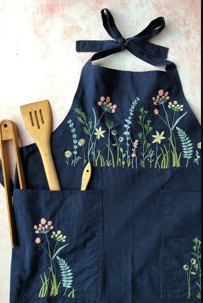 Embroidery Aprons, Apron Vintage, Embroidered Apron, Traditional Embroidery, Little Kitchen, Womens Aprons, Apron Pockets, Crochet Coasters, Linen Apron